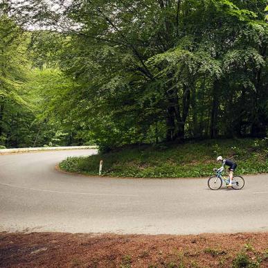 Cyclist cycle in the hairpin bend at Munkebjerg