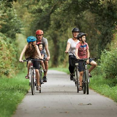 A family is on a bike ride along Bindeballestien on a summer day