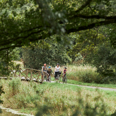 Familie cykler langs Bindeballestien