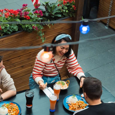 Friends eating at Paladspassagen Social Dining