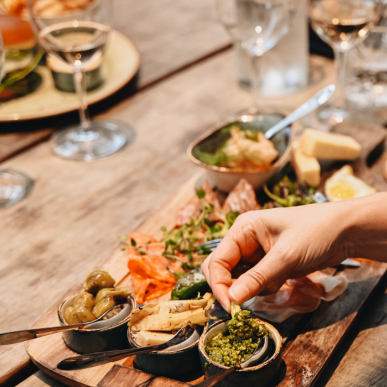 Par nyder tapas og et glas vin på en romantisk date