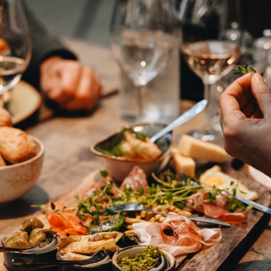 A couple on a romantic date in Torvehallerne with tapas and wine