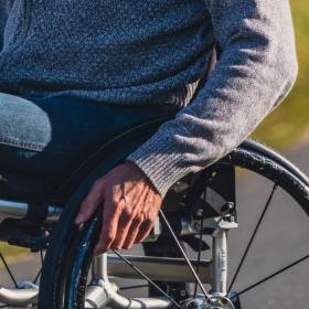 Man in a wheelchair at Bindeballestien