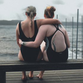 To piger på en bænk til vinterbadning ved Tirsbæk strand