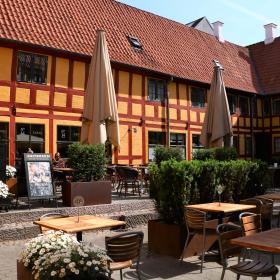 Den Smidtske Gård in Vejle in front of No. 14 Wine bar