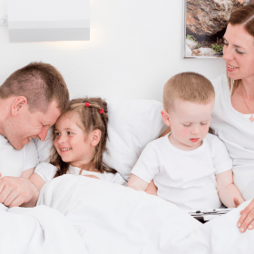 Familie i sengen på Danhostel Vejle