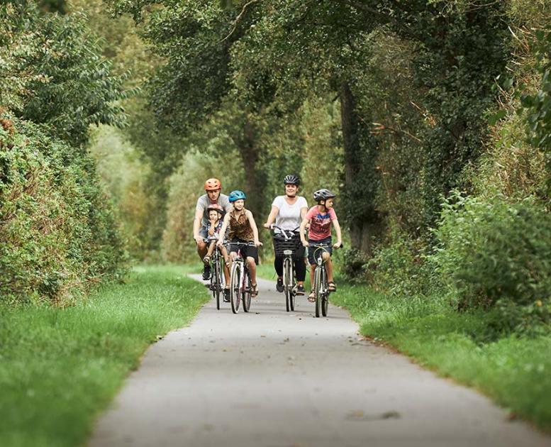 A family cycles along Bindeballestien near Vingsted