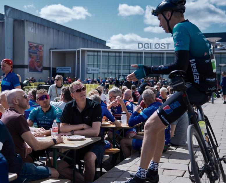 Cyclists enjoy themselves outside in front of DGI Huset after cycling the Grejsdalsløbet in Vejle