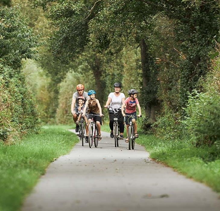 A family cycles along Bindeballestien near Vingsted