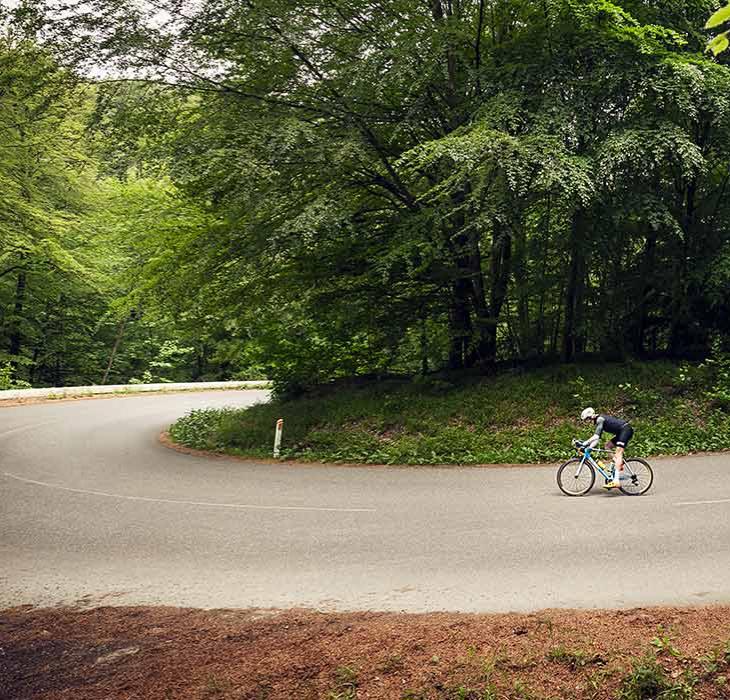 Cyclist cycle in the hairpin bend at Munkebjerg