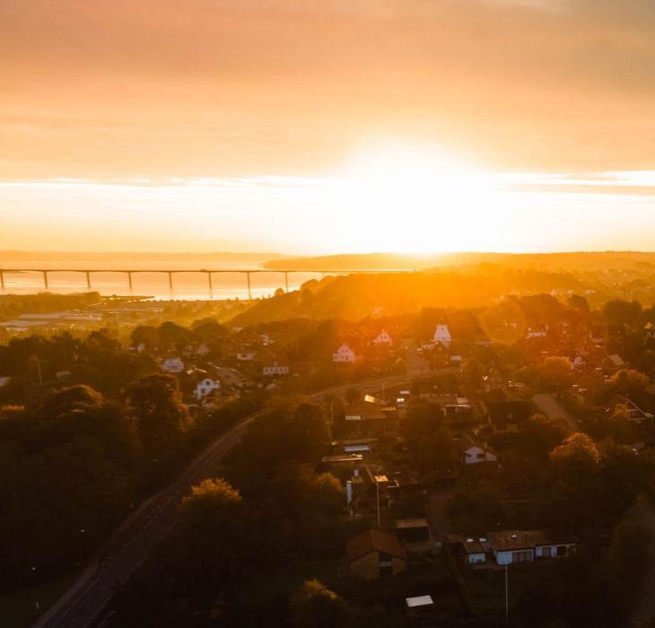 Udsigt over Vejle by i solnedgangen