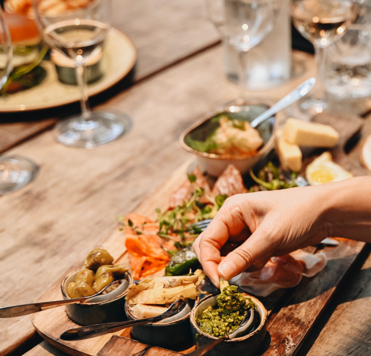 Par nyder tapas og et glas vin på en romantisk date