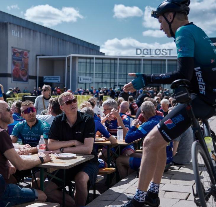 Cyclists enjoy themselves outside in front of DGI Huset after cycling the Grejsdalsløbet in Vejle
